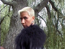 vídeo Mujer exhibicionista en el bosque