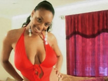 imagen Negro sexy se masturba y chupa una polla