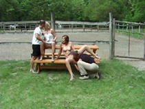 image de 3 couples en pleine séance de baise dans le parc