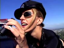 Vidéo La fliquette sort avec un bad boy