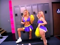 Vidéo Deux pom-pom girls sont bourrés par un joueur