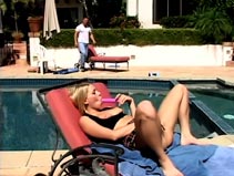 video di Blonde slut scopata da vecchio in piscina