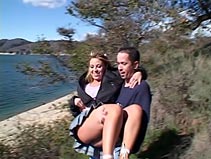 Vidéo Il démonte une poupée blonde dans son camping-car