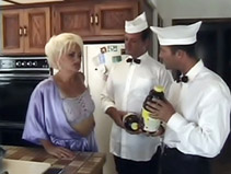 imagen Puta vieja follada en la cocina