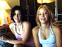 imagen Una morena y una rubia para él solo!