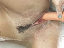 pornografía Él la besa a su novia en la bañera