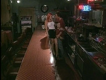 Vidéo Rouse un baiser au bar!