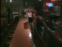 imagen Rouse un beso en el bar!