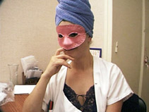 imagen La zorra en la máscara de color rosa.
