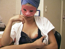 porno La renarde dans le masque rose.