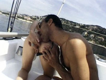 Vidéo Deux poufiasses baiser sur un bateau.
