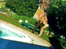 Vidéo Jeune salope baisée sauvagement au bord de la piscine